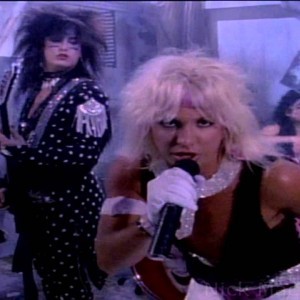 Mötley Crüe - Smokin' in the Boys Room (Official Music Video) - YouTube